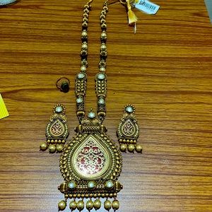 V beautiful necklace set